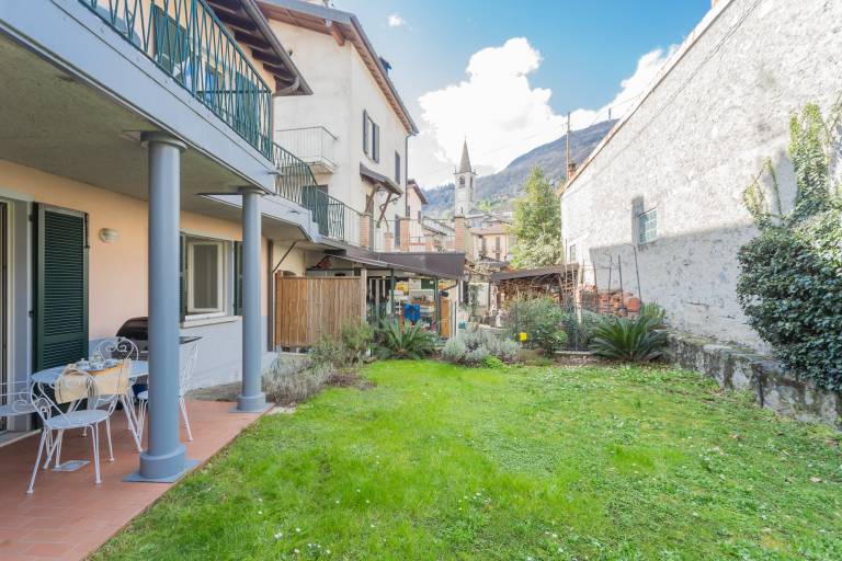 Holiday apartment with barbecue, terrace & garden | Mountain view in Gravedona