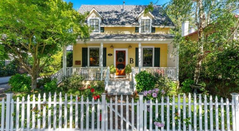 Ample house with hot tub | Good for workation | Pets are welcome in Napa, CA