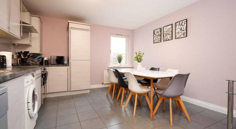 5 Bed Finnieston SkyHigh Duplex with Parking — photo 4