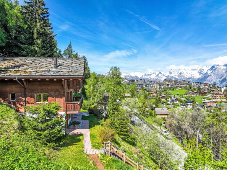 Fully equipped vacation home with barbeque, terrace & yard | Mountain view | Pet-friendly in Veysonnaz