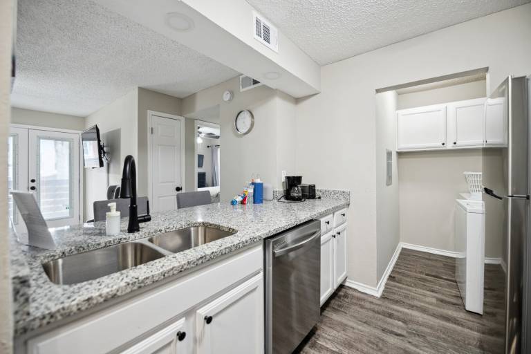 I041 – World Cup Stay - 18 min to AT&T - Sleeps 4 - Free Parking — photo 5