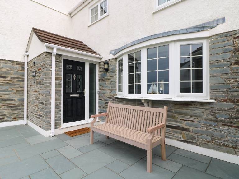 Cottage with yard — photo 2
