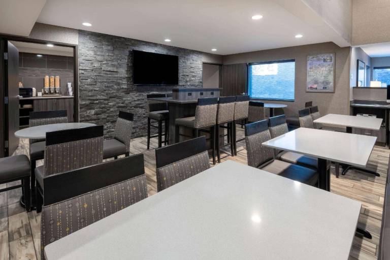 La Quinta Inn & Suites by Wyndham Anchorage Airport — photo 4