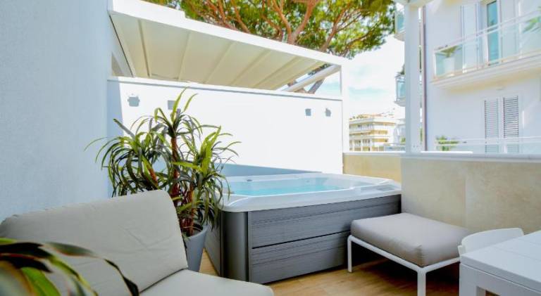 Serviced apartment with private pool, hot tub & patio | Close to the beach | Pets are welcome — photo 4