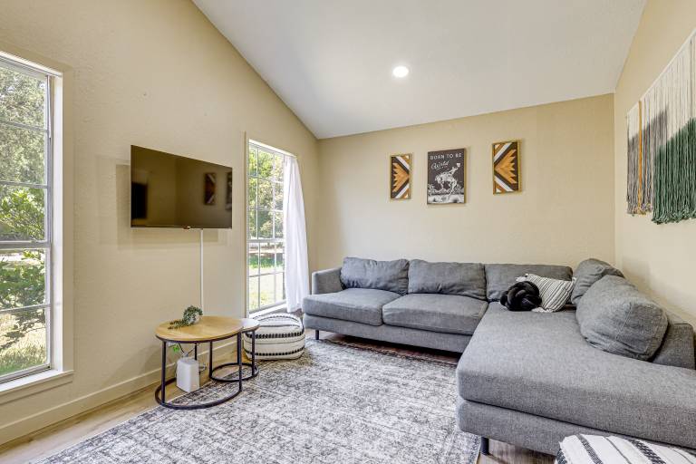 3 Mi to Dtwn Temple: Group-Ready Home w/ Yard in Temple, TX