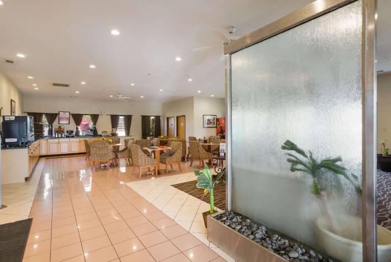 Econo Lodge Inn & Suites Hardeeville-I-95 — photo 4