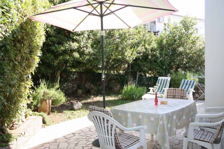 Apartment with grill, terrace & garden in Crikvenica