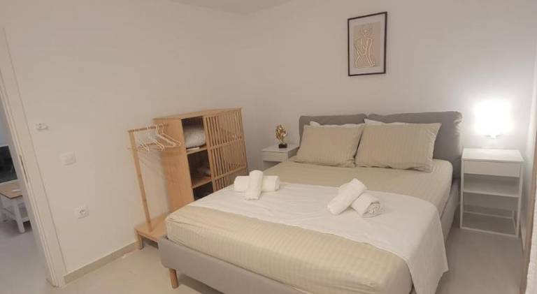 Stylish Rooftop Retreat with Hot Tub with Loutraki Beach — photo 2