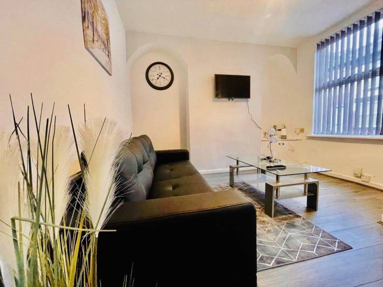 2 Bedroom house in Liverpool with free Parking