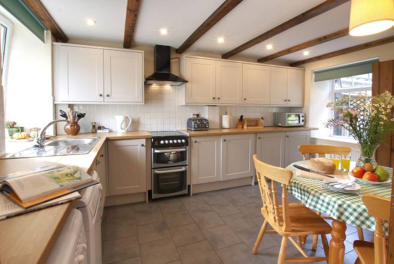 Cottage with hot tub | Pets allowed — photo 3
