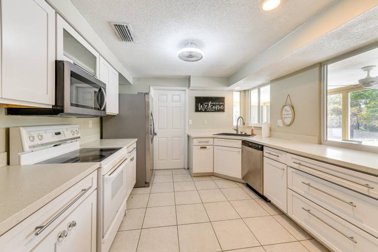 3 Mi to Beach! Port Charlotte Gem w/ Outdoor Oasis — photo 4