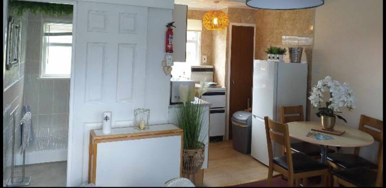 2 Bed Chalet Sleeps 5 - Pets, Parking, Near Beach — photo 2