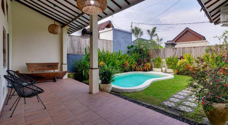 Villa with pool — photo 5