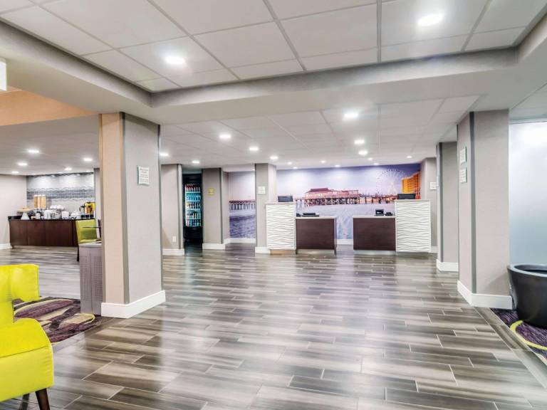 La Quinta Inn & Suites by Wyndham Myrtle Beach - N Kings Hwy — photo 4