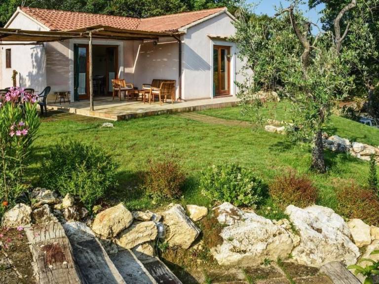 Vacation home with yard, BBQ & patio — photo 5