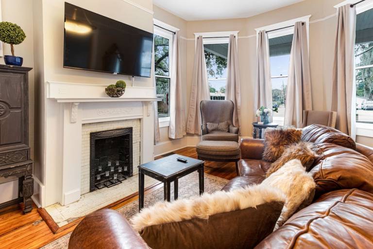 Condo Victorian District - West