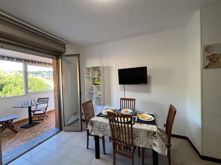 Apartment with patio — photo 5