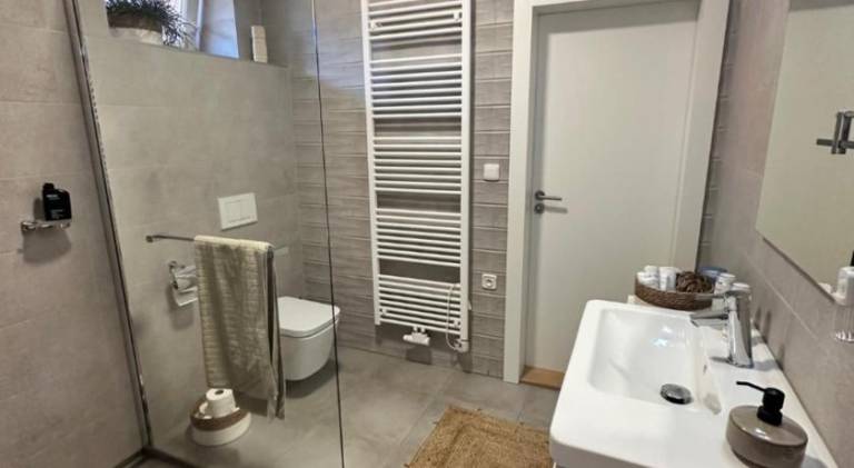 Villa with hot tub & pool | Pet-friendly — photo 2