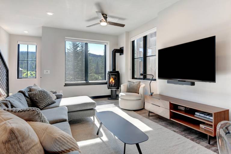 Family-friendly house with hot tub, patio & BBQ | Mountain view | Dogs allowed — photo 3
