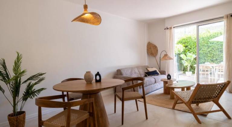Holiday apartment with garden & terrace in Cannes