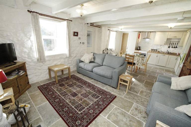 Cottage with garden — photo 3