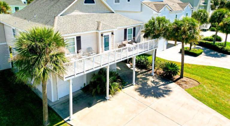 Fully equipped lovely house with barbeque, patio & hot tub | Next to the beach | Dogs allowed in Galveston, TX
