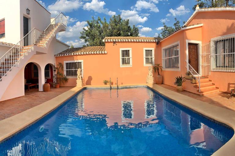 Villa with barbeque, terrace & yard — photo 4