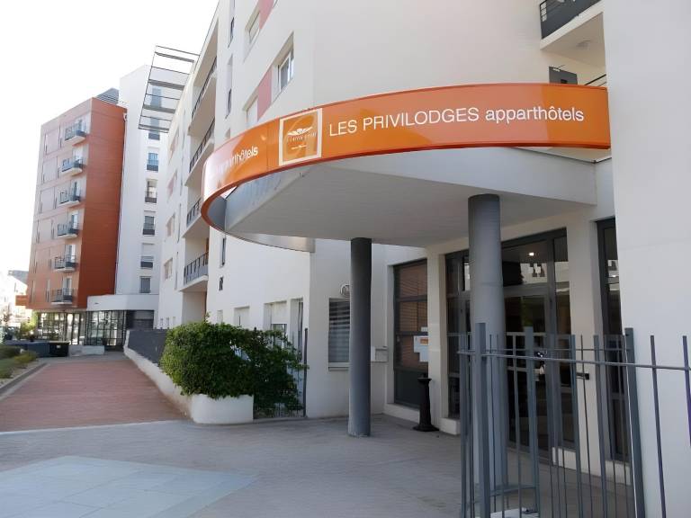 Serviced apartment with patio & garden | Perfect for remote work in Lyon