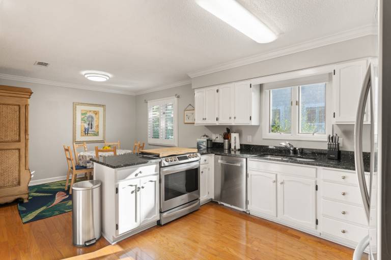 Peachtree Cottage - 308 Peachtree Street — photo 4