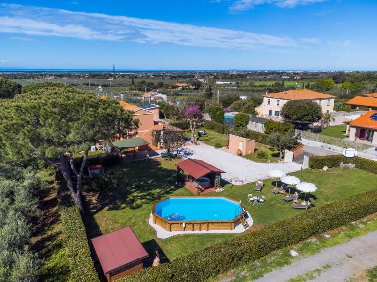 House with terrace, barbeque & pool | Nature view — photo 4