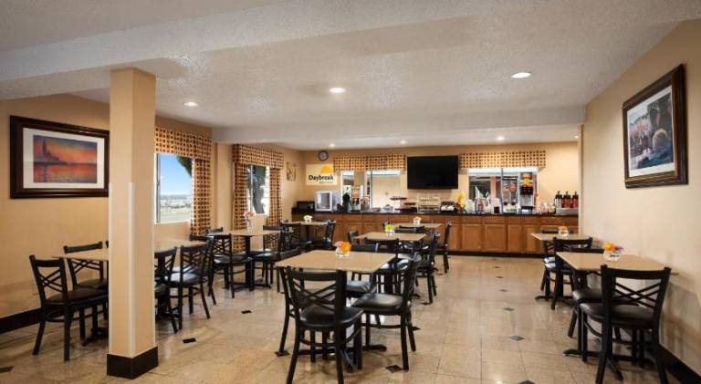 Days Inn by Wyndham Dallas Irving Market Center — photo 4