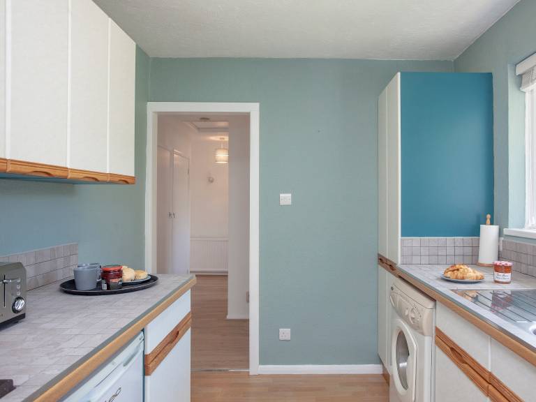 Family-oriented bungalow with yard | Pets allowed — photo 5