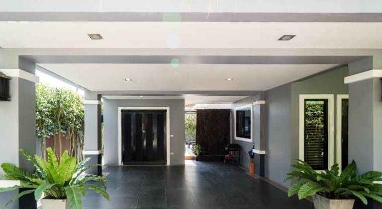 Beautiful villa with barbeque, pool & patio | Dogs allowed — photo 3