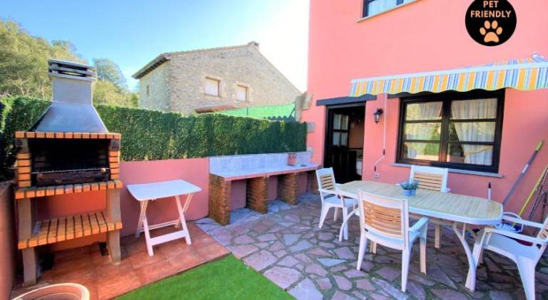 Vacation home with terrace, yard & barbecue in Llanes