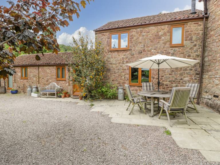 Cottage with garden — photo 2