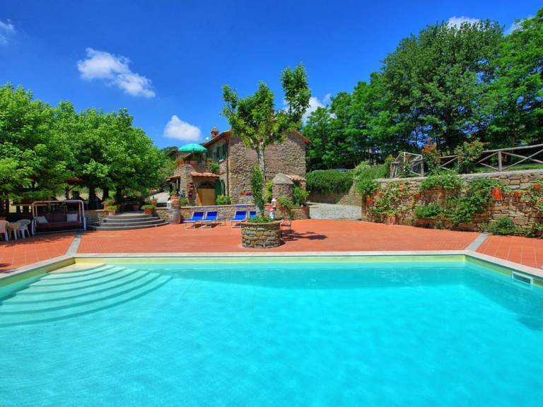 Vacation home with BBQ, yard & private pool | Nature view — photo 2