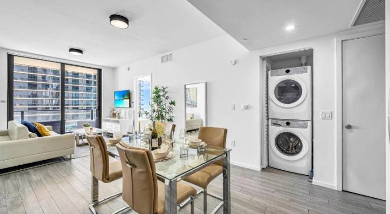 Holiday apartment with jacuzzi & pool | Near Bayside Marketplace | Pets allowed — photo 4