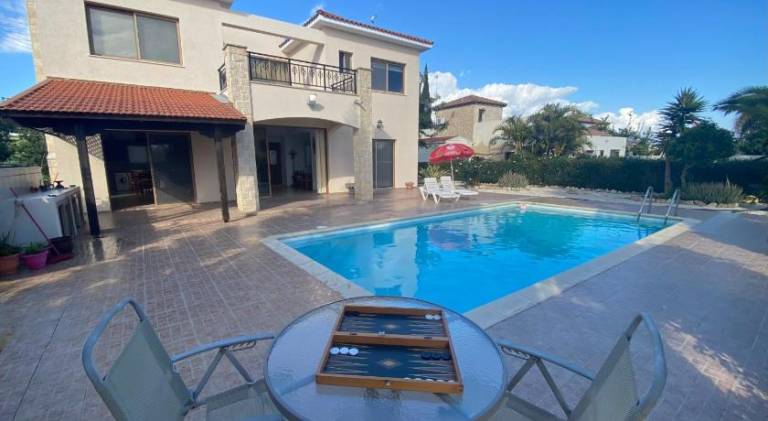 Villa with garden, private pool & patio in Limassol