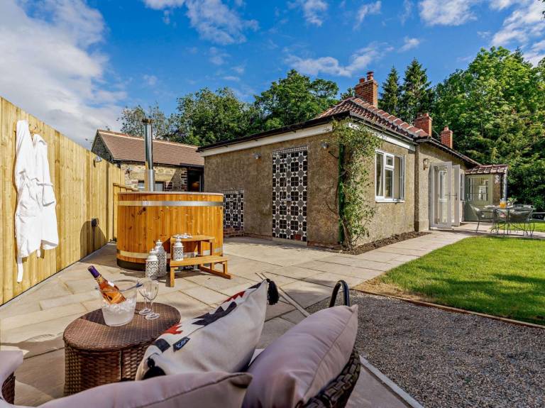 Fully equipped nice house with jacuzzi & yard | Pets are welcome in Darlington