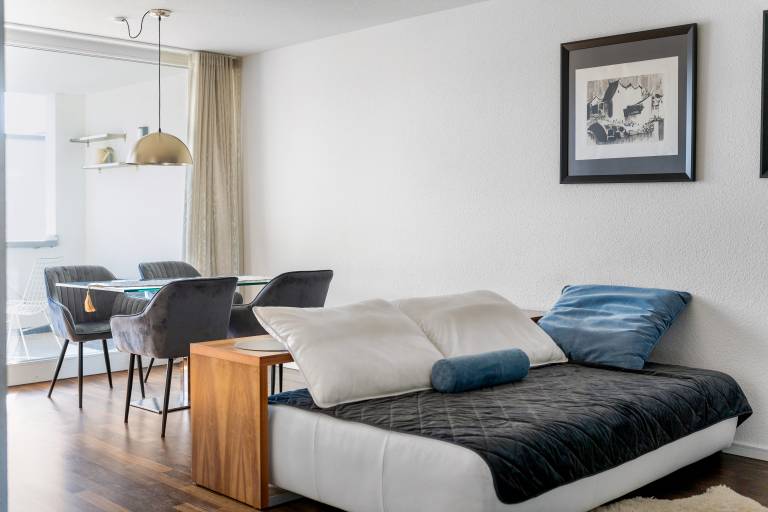 Holiday apartment with patio & yard | City view — photo 3