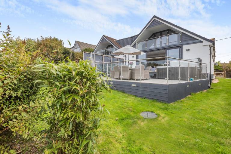 Cottage with yard, jacuzzi & terrace — photo 3