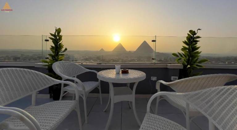 Full Pyramids View with Jacuzzi & Roof Top Access — photo 4