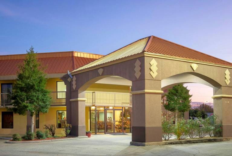 Red Roof Inn & Suites Oxford in Oxford, AL