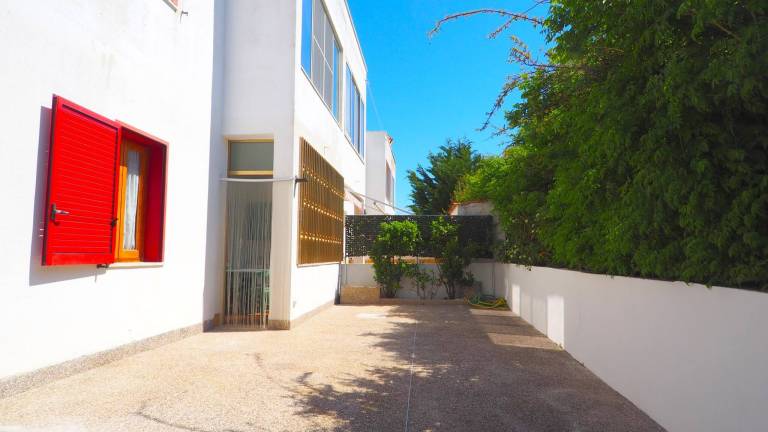 Holiday apartment with yard — photo 2