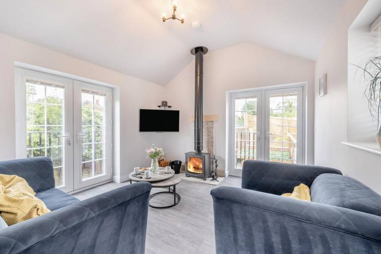 Cottage with hot tub, garden & BBQ | Water view — photo 4