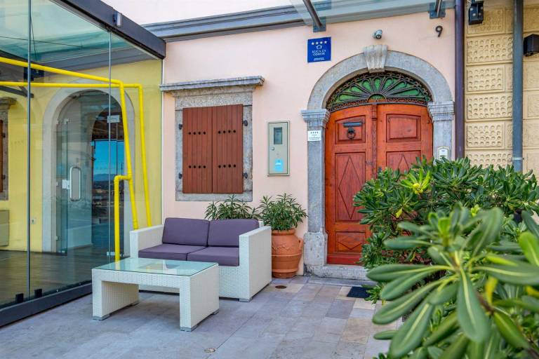 Il Palazzo waterfront home — photo 5