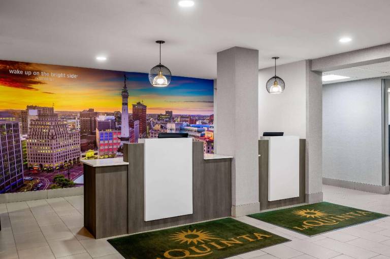 La Quinta Inn by Wyndham Indianapolis Airport Executive Dr — photo 3