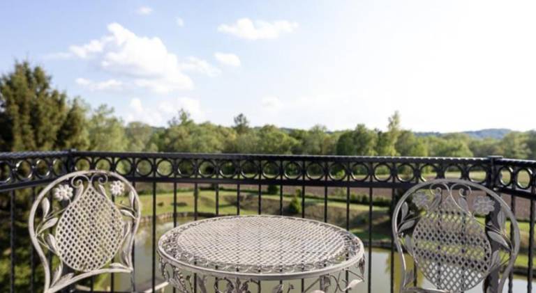 Apartment with patio, yard & BBQ — photo 4