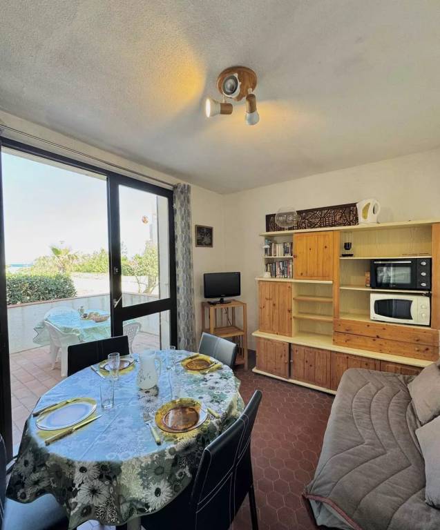 Holiday apartment with yard & patio — photo 2