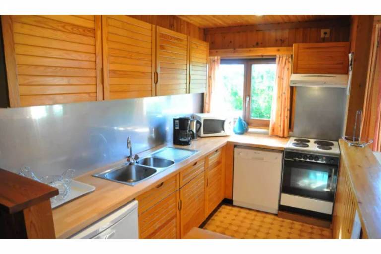 Family-friendly wonderful chalet with patio & yard | Pets allowed — photo 4